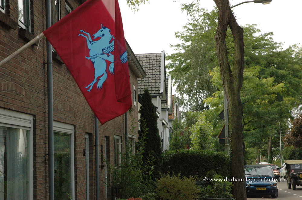 Hunderte von Pegasus Flaggen an privaten Gebäuden in Oosterbeek....