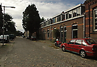 Im Zwarteweg 14 versteckte sich General Urquhart vor den deutschen Verteidigern. Das Haus in der Mitte mit der runden Tafel an der Fassade.